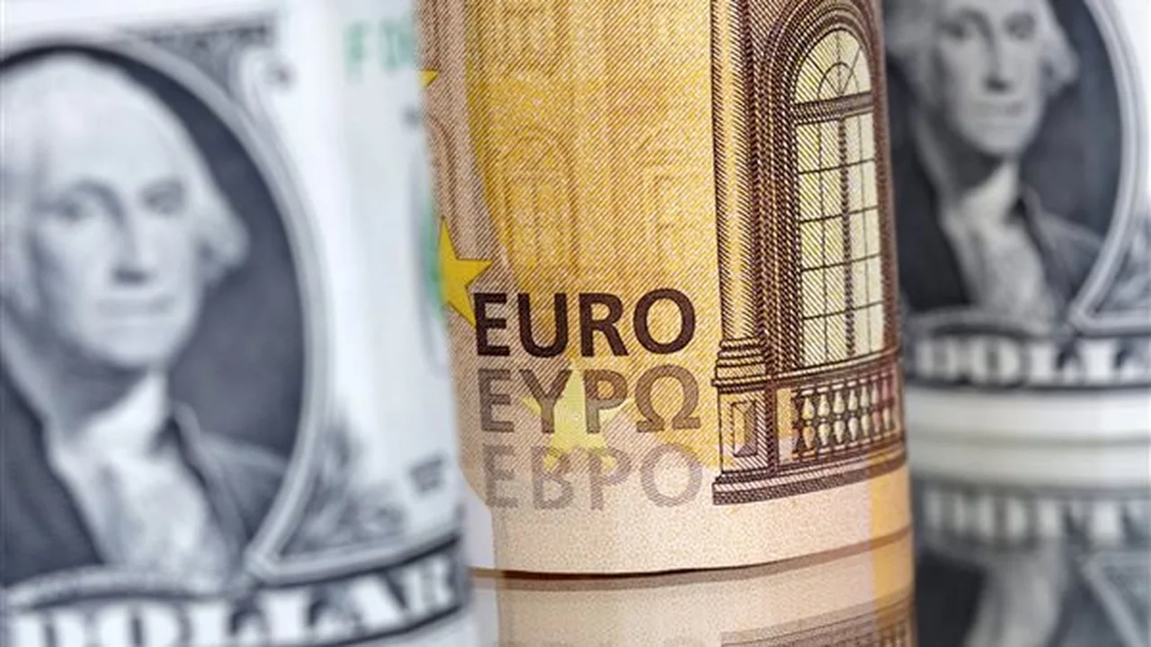 تراجع ملحوظ في سعر الدولار مقابل صعود اليورو والإسترليني قبيل إعلان نتائج إنفيديا